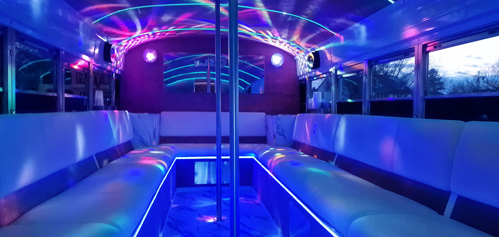 Pinkfarbener Partybus in Frankfurt / Pink party bus in Frankfurt