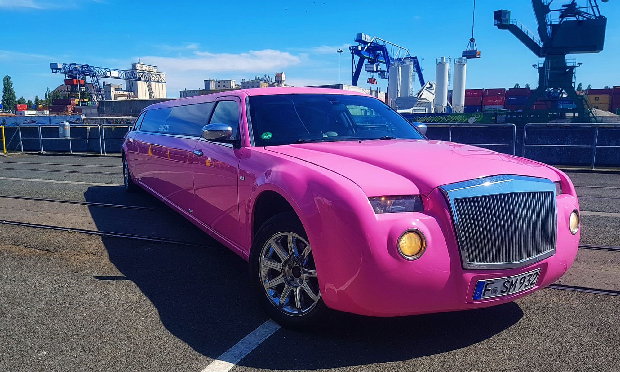 Pinke Stretchlimousine in Frankfurt / Pink stretch limousine in Frankfurt