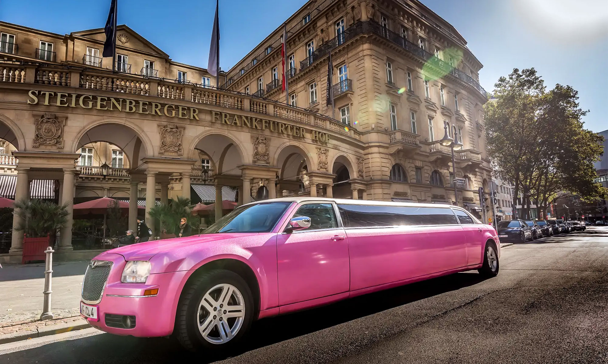Pinke Stretchlimousine in Frankfurt / Pink stretch limousine in Frankfurt
